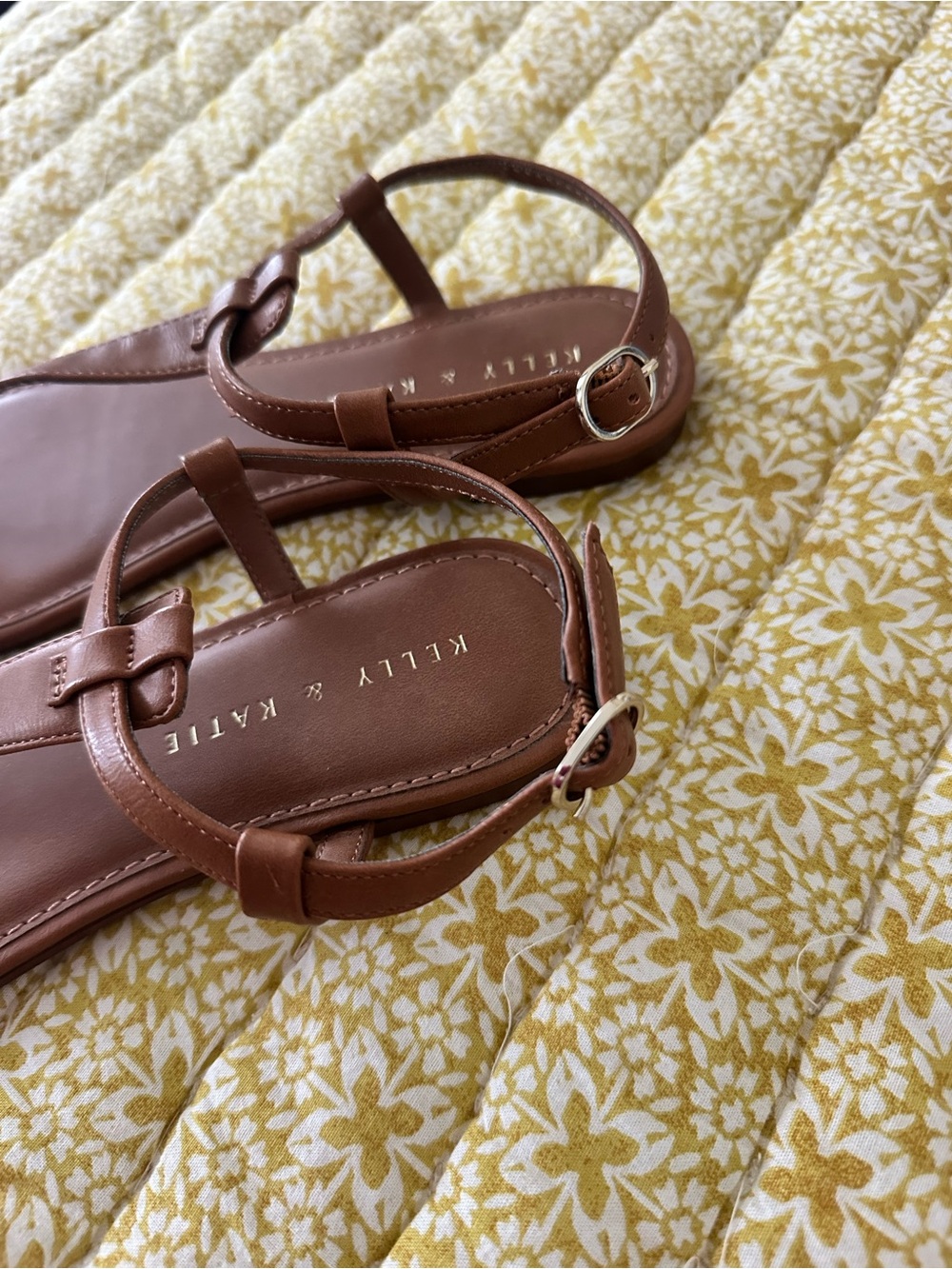 Kelly & Katie Tan Brown T-Strap Thong Leather Sandals Size 7 - Picture 2 of 4
